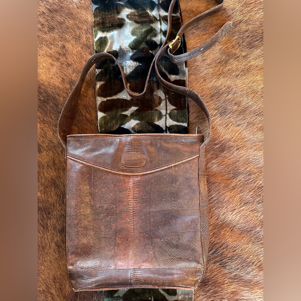 Gorgeous brown lizard shoulder bag in stunning condition!